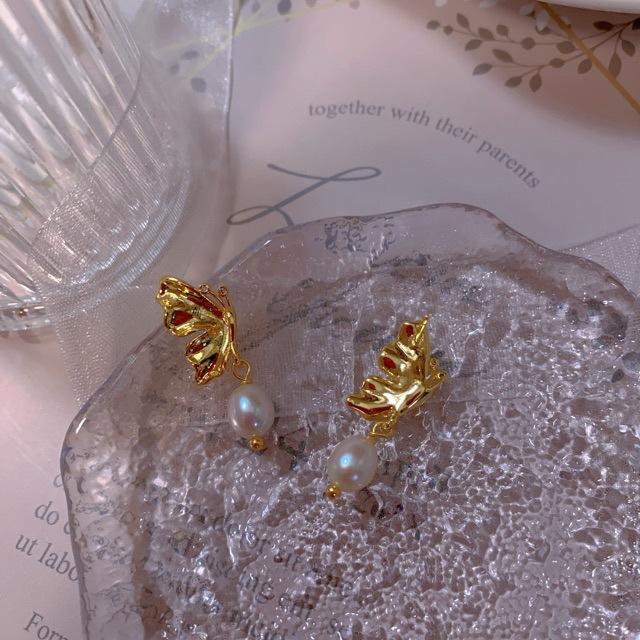 Flying Butterfly Picture Scroll Natural Baroque Rice Pearl Stud Earrings Women's French Gentle Earrings Paired Retro Earrings