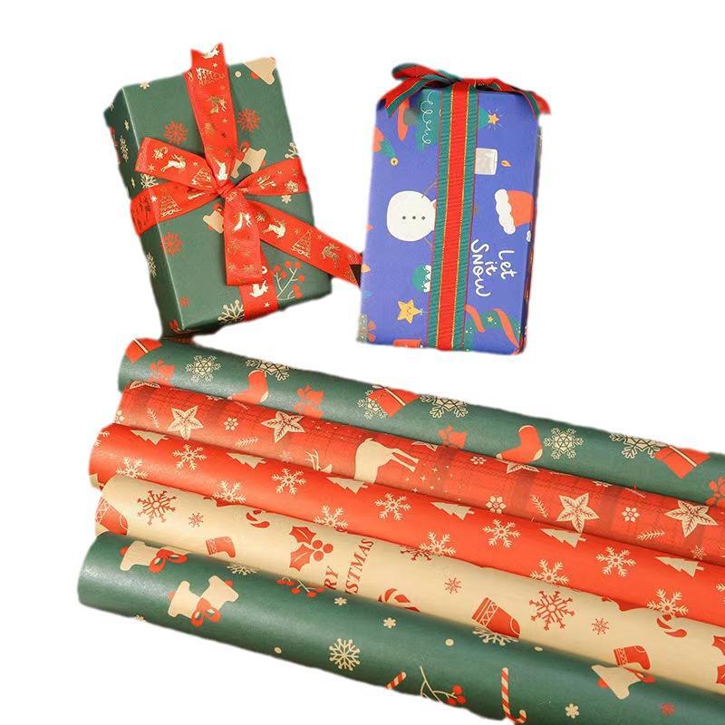 Coffret cadeau de Noël avec bouquet de pommes et fleurs et papier cadeau festif