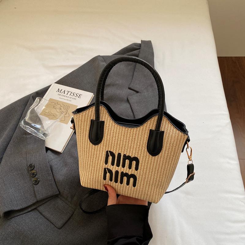 

High value light luxury foreign style high sense fashion 2025 new Internet celebrity letter travel exquisite messenger handbag чорний