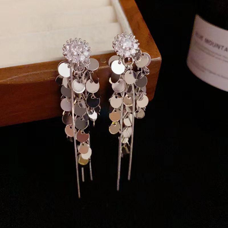 

Серьги-гвоздики с пайетками и кисточками-снежинками, преувеличенные универсальные серьги, серьги с элегантным темпераментом в стиле легкой роскоши