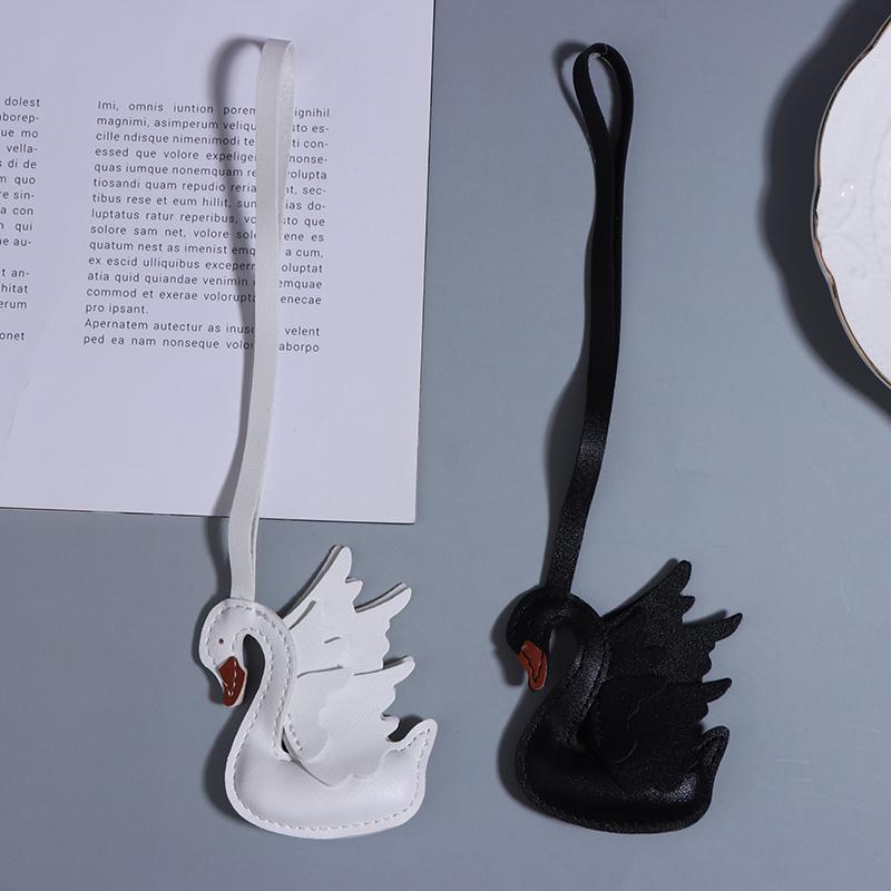 Porte-clés Couple Cygnes Noir et Blanc en Cuir PU Fait Main Cadeau Décoration Mignonne Convient Pour Accessoires Charms de Sac