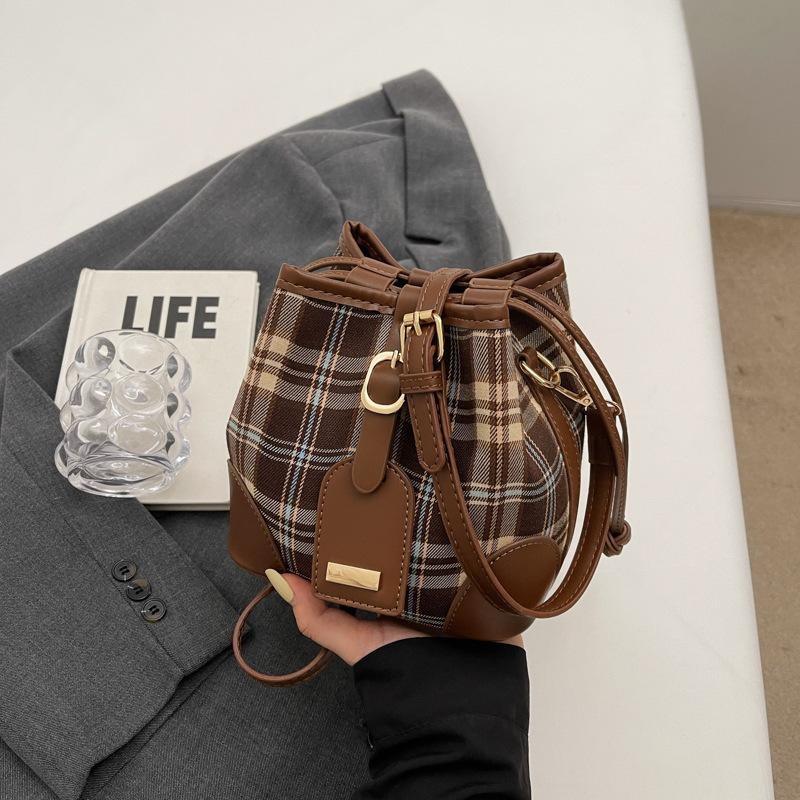 

Зовнішнє замовлення Високоякісна універсальна жіноча сумка-відро 2024, модна картата контрастного кольору, модна осінь і зима для приміських поїздок