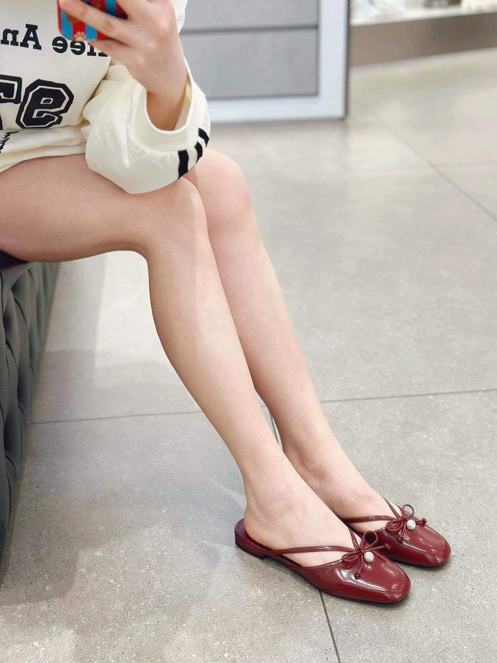 

Летние маленькие туфли-мюли с дизайном в виде буквы C, новый бант, жемчуг, женские туфли с закрытым носком, полушлепанцы, сандалии на низком каблуке, удобные женские 42 бордовый