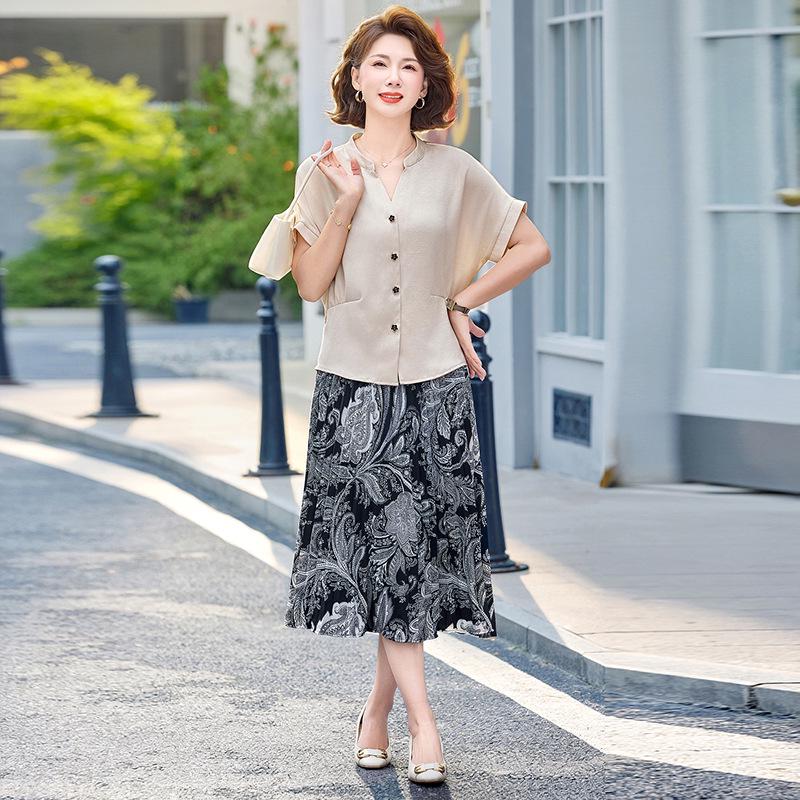 

Stylish Summer Two-Piece Suit for Middle-Aged and Elderly Women (40-60 Years), Casual Short Sleeve Outfit 4XL (140-155 jin)
