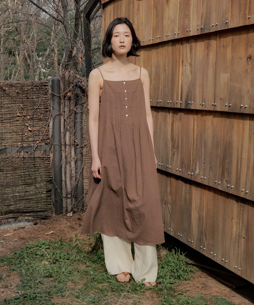 Step Around Pintuck Button Slip Dress_Brown
