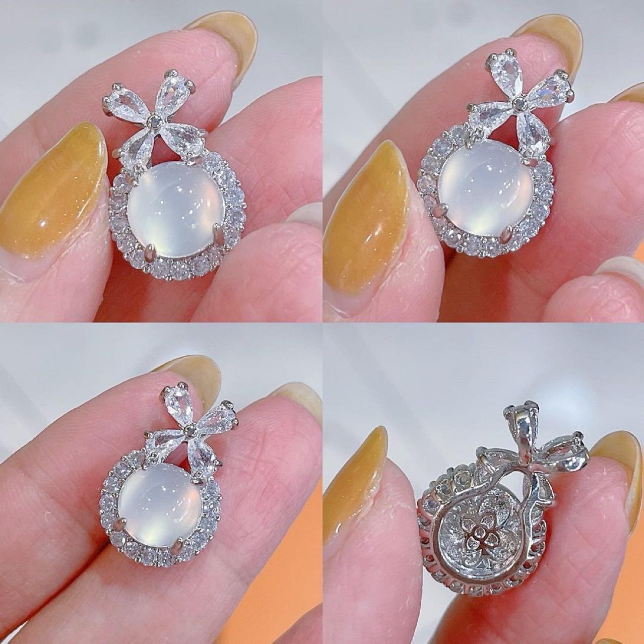 

New Little Red Book Bow Necklace for Women, Natural White Ice Pendant, Light Luxury Niche Collarbone Chain
