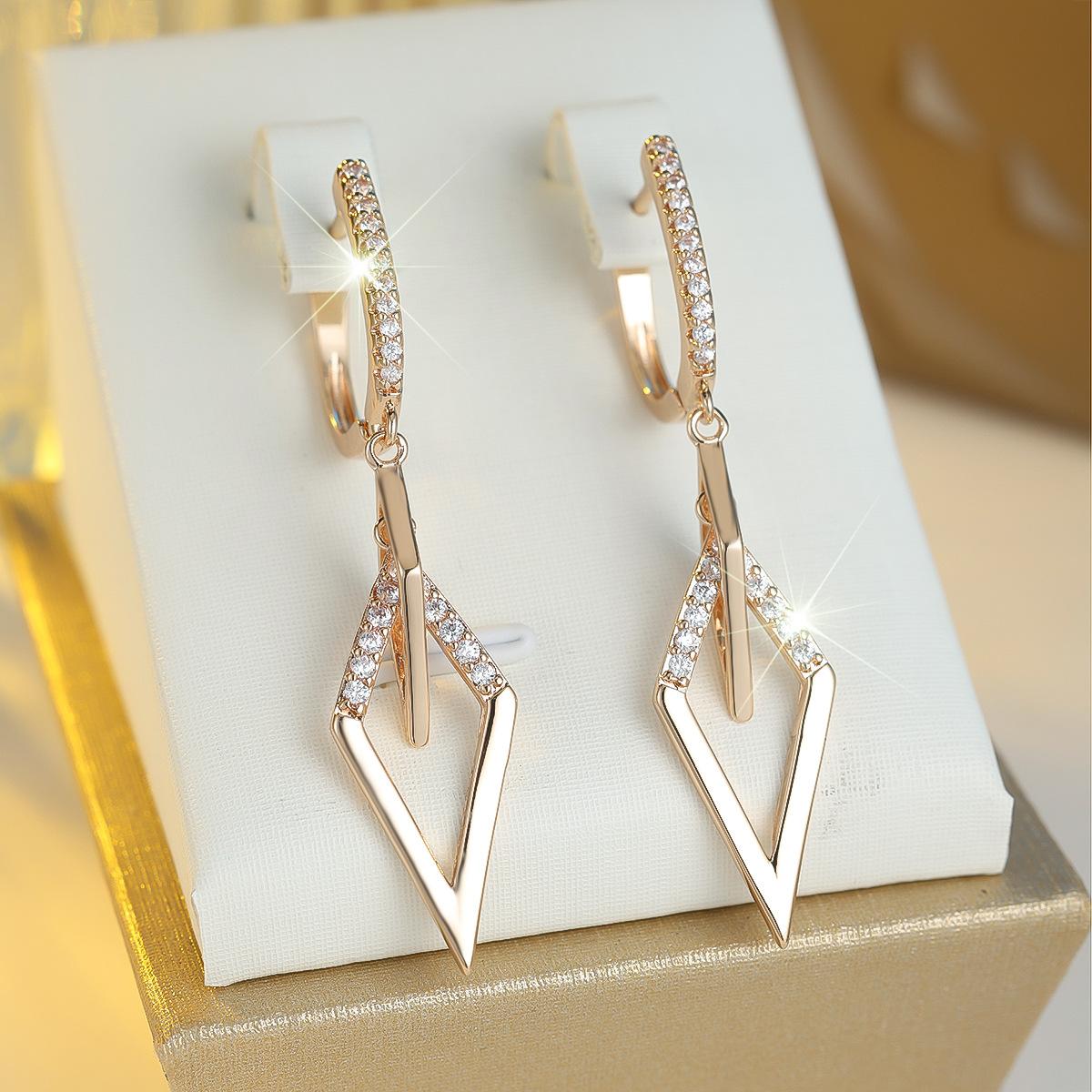 

Champagne gold water chestnut interlocking slightly inlaid white diamond long earrings, dating versatile earrings for women