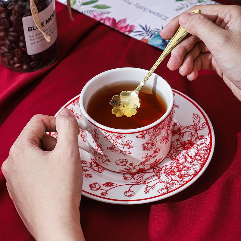 Our Home Has A Set of Wedding Rose Red Cups Plates and Gift Boxes As Wedding Gifts Presenting Cups and Retro Wedding Souvenirs for The Newlyweds