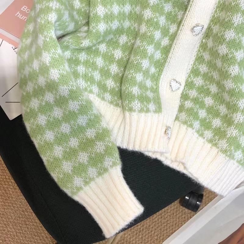 Soft and Stylish Knitted Cardigan: Short, Feminine Sweater for a Slimming and Radiant Look.