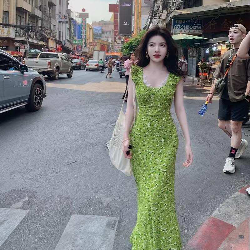 French green small flying sleeve floral dress women's summer 2026 new unique super good-looking waist and thin dress
