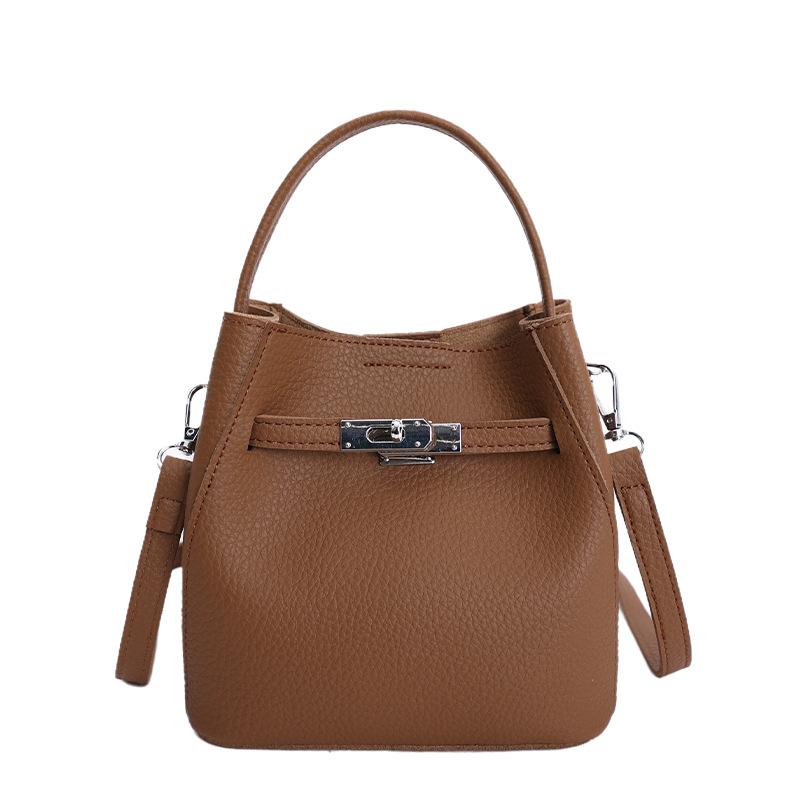 Modische und trendige Beuteltasche mit hohem Erscheinungsbild und schlichtem lässigem Stil without pendant braun