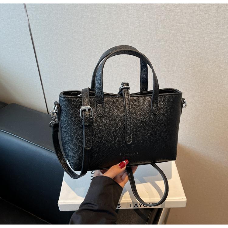 

Retro niche texture bag women s new versatile fashion handbag single shoulder crossbody bucket bag чорний