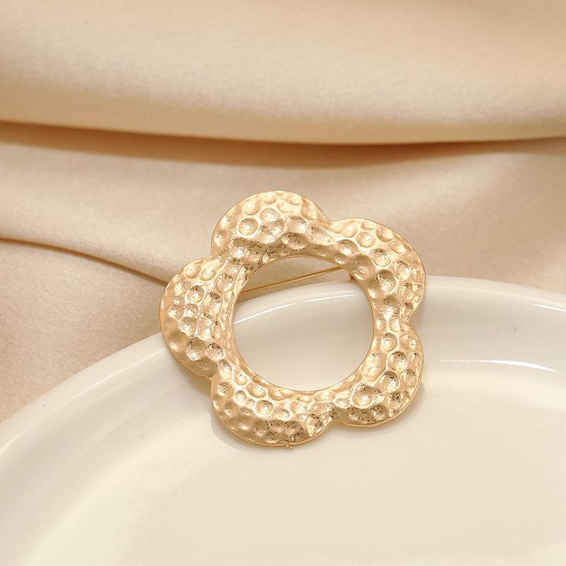 Matte Blüte Anti-Blend-Brosche, High-End, Leichter Luxus und Nische Mantelbrosche, Pullover-Anstecker