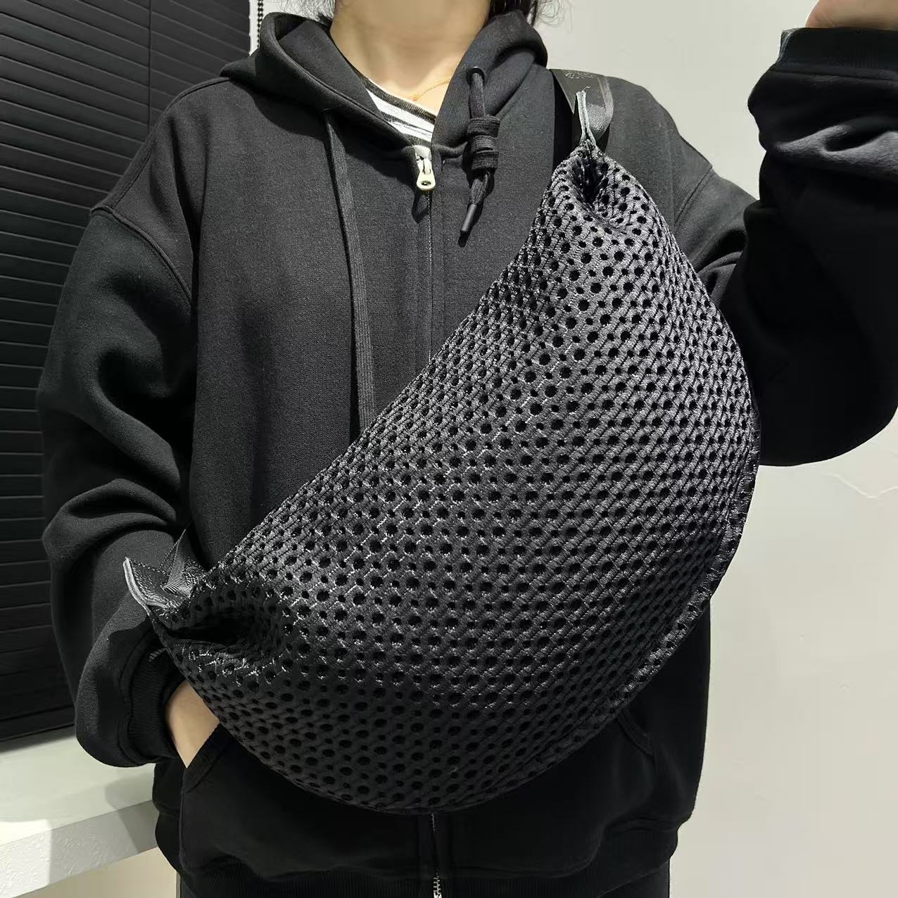 

Women S Lightweight Mesh Oblique Span Bag Lightweight Simple Versatile Commuter Shoulder Bag чорний