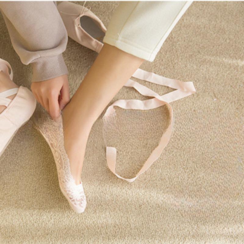 Ladies' Summer Seamless Lace Silicone Anti Slip Shallow Mouth Invisible Boat Socks