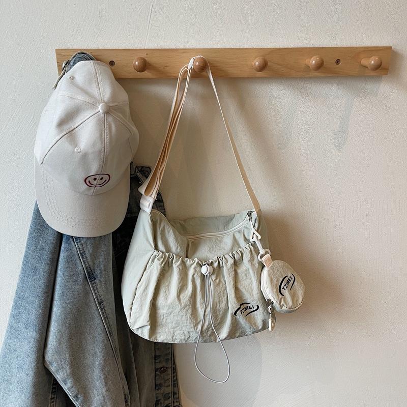 

Модная летняя повседневная стильная простая и вместительная одноплечевая сумка с простой текстурой бежевый