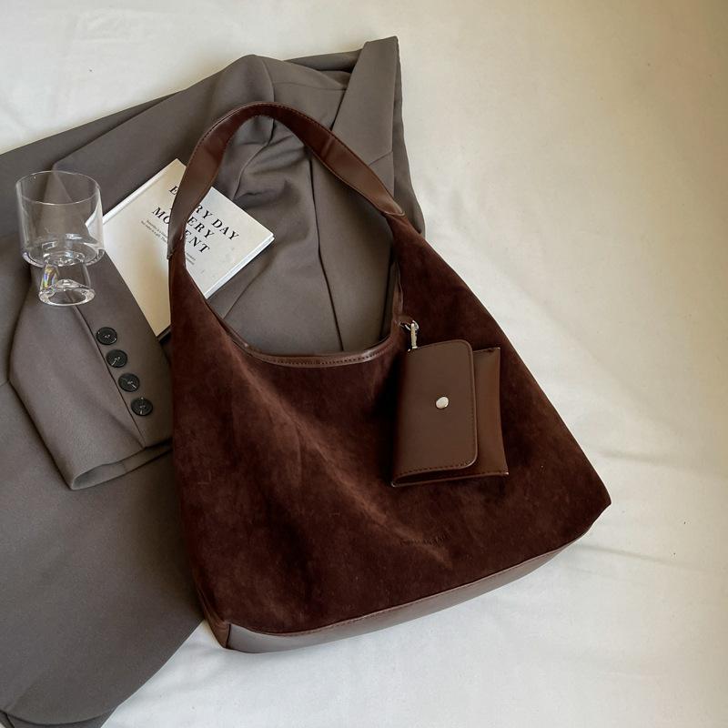 

Simple retro large-capacity tote bag 2025 summer new niche foreign style casual underarm shoulder bag commuter bag темно-коричневого кольору