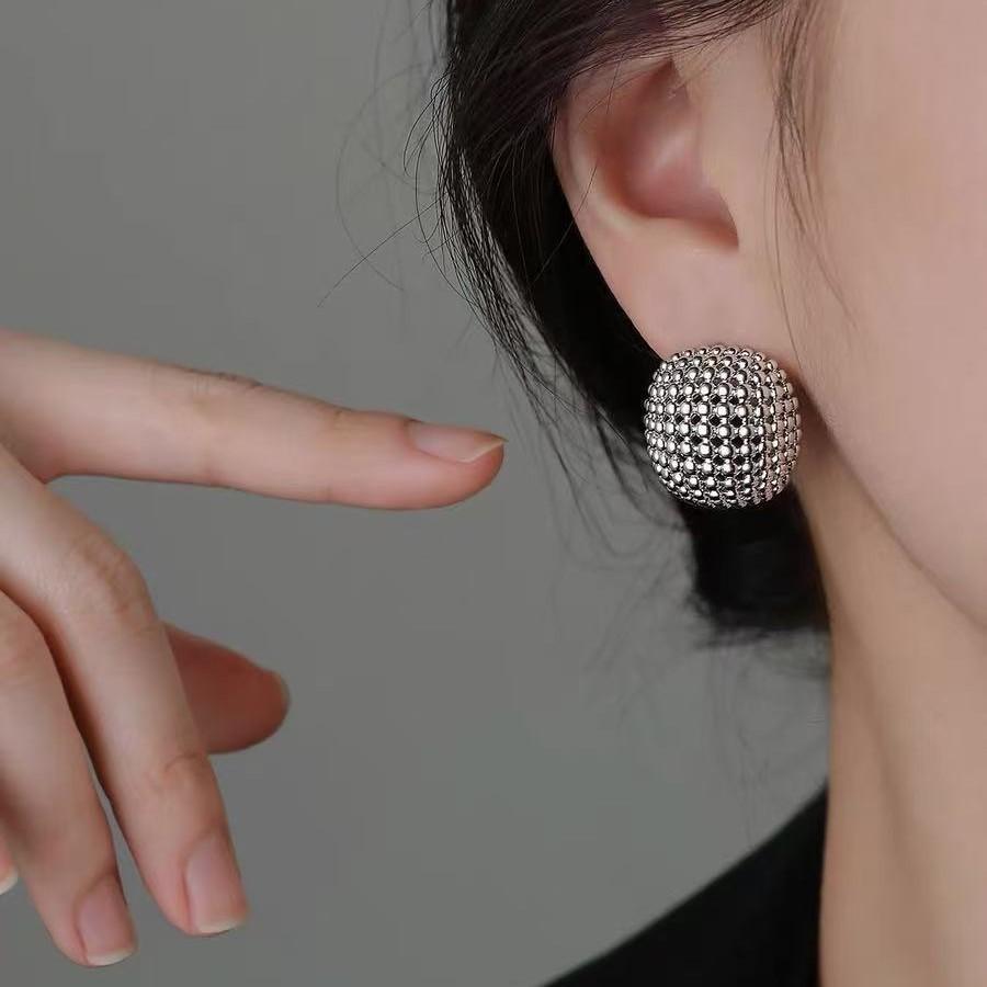 Hollowed-out Square Stud Earrings - A Niche Design Pair of Earrings with An Elegant Touch, Suitable for Sophisticated Women As Earrings.