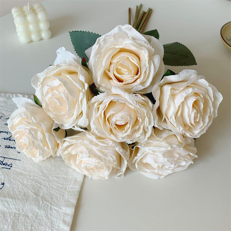 Элегантная композиция из искусственных роз для декора гостиной или обеденного стола