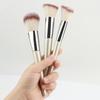 Pennello Angolato per Fondotinta e Contouring con Testa Rotonda, Setole Morbide, Strumento per Trucco con Illuminante e Cipria.
