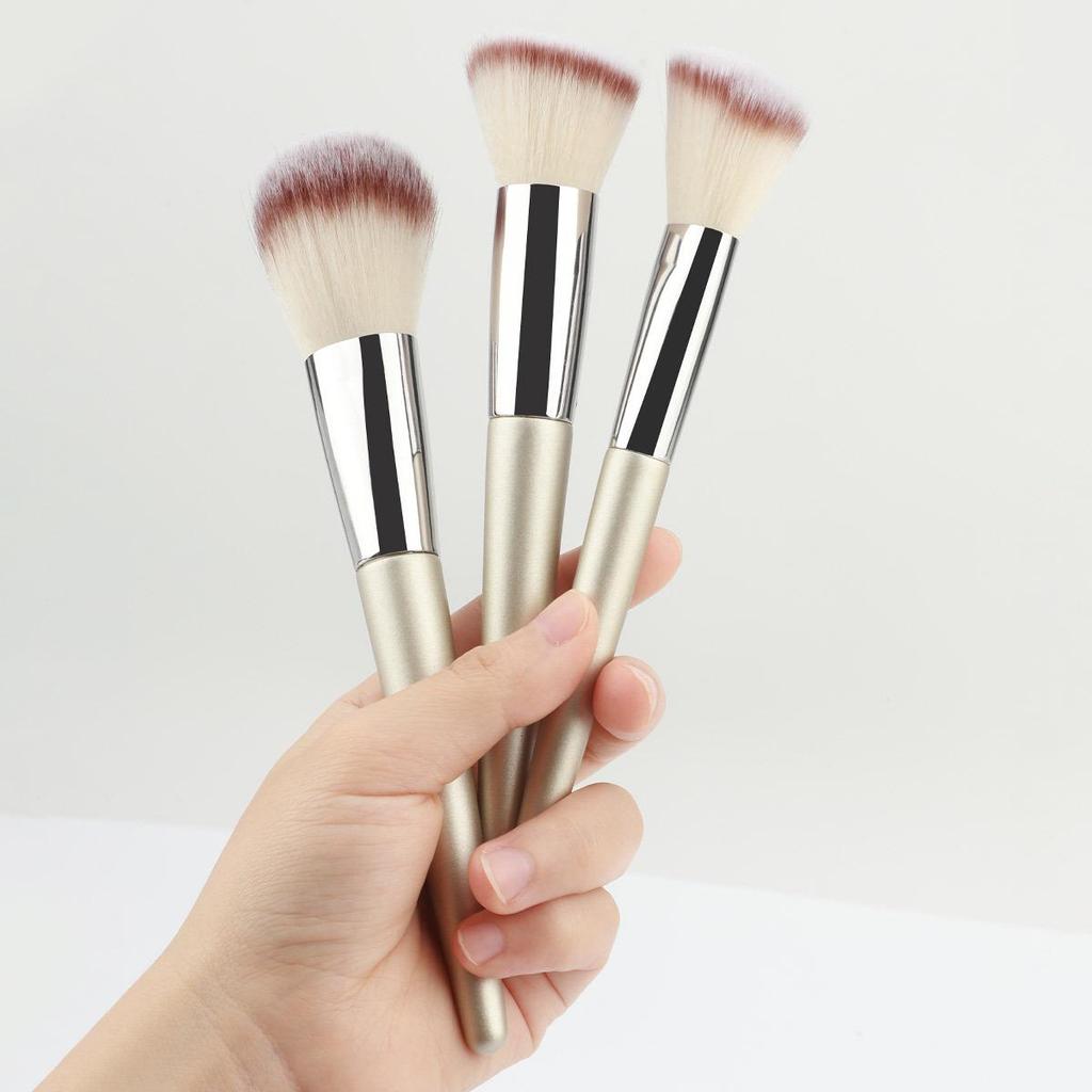 Pennello Angolato per Fondotinta e Contouring con Testa Rotonda, Setole Morbide, Strumento per Trucco con Illuminante e Cipria.