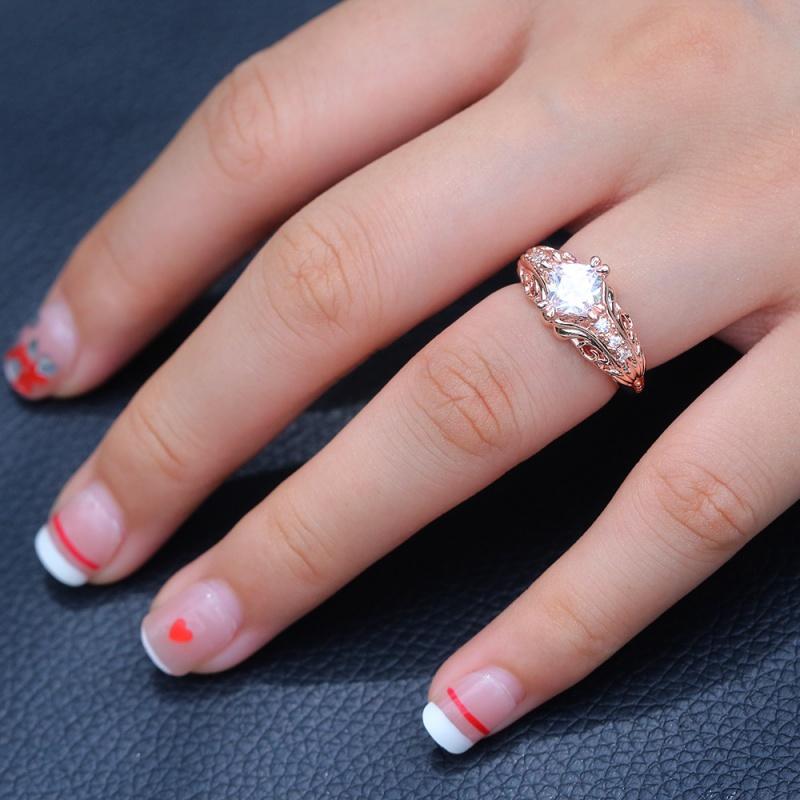 European and American Design Classic Hollow Carved Rose Gold Claws Inlaid with Zircon Rings Elegant Jewelry Accessories