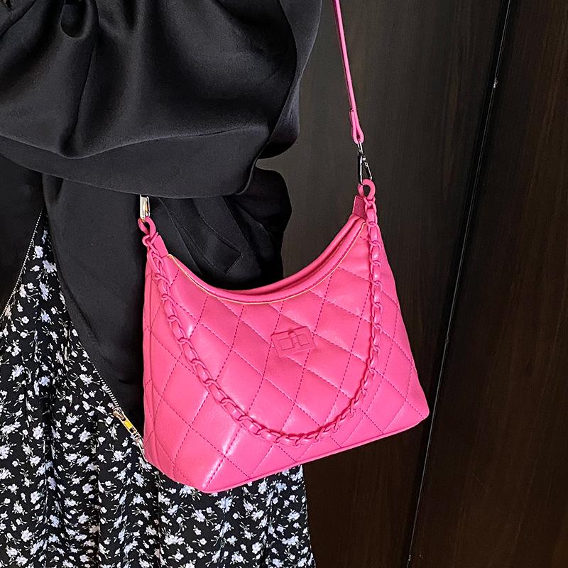 Spring and summer new products fashionable small fragrant wind rhombus chain underarm bag women's versatile commuting foreign style casual solid color