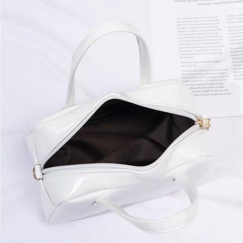 Minimalist Boston-style handbag, a simple solid-color crossbody/shoulder bag perfect for women's everyday casual wear.