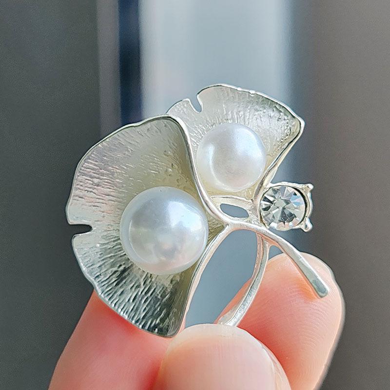 Eleganti spille color oro a forma di foglia di ginkgo per abiti da donna, per feste di nozze, spille in metallo con strass e perle, gioielli di moda.