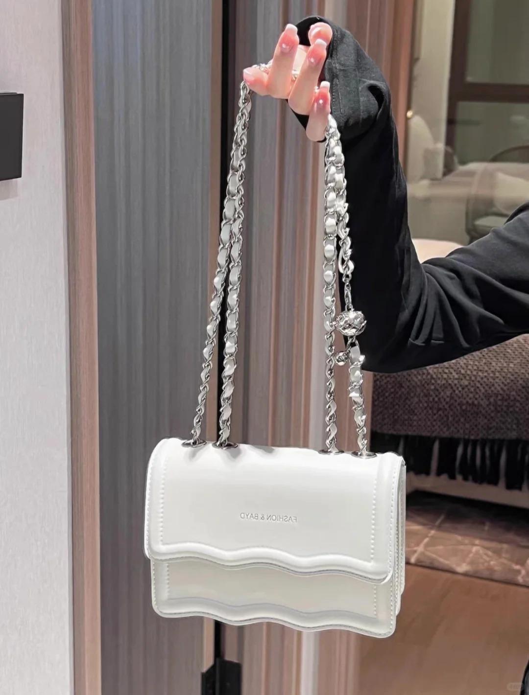 

Сумка женская 2024 Новая Niche Wave Универсальная маленькая квадратная сумка Премиум-сумка на цепочке подмышкой Сумка через плечо Tide белый