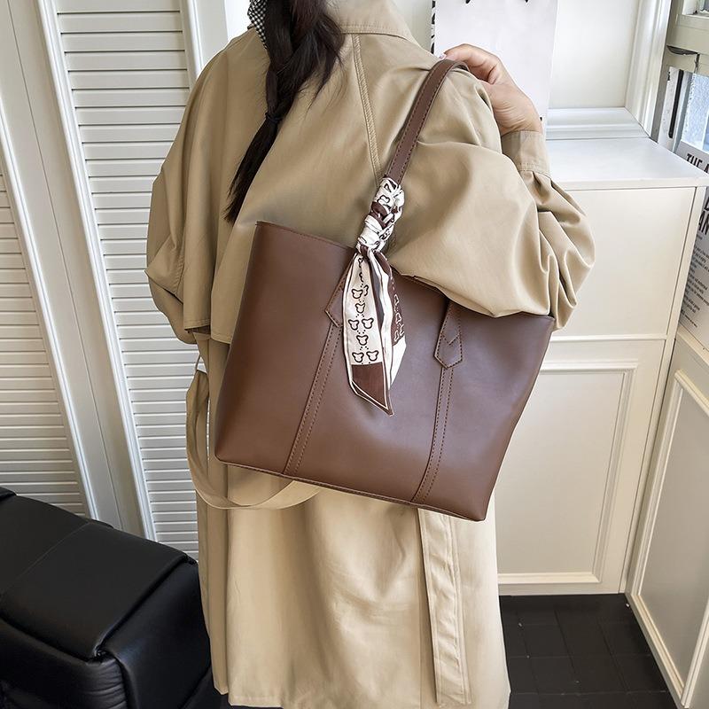 Bags, women's care bags, large-capacity soft leather versatile new retro casual texture single shoulder class commuter bag