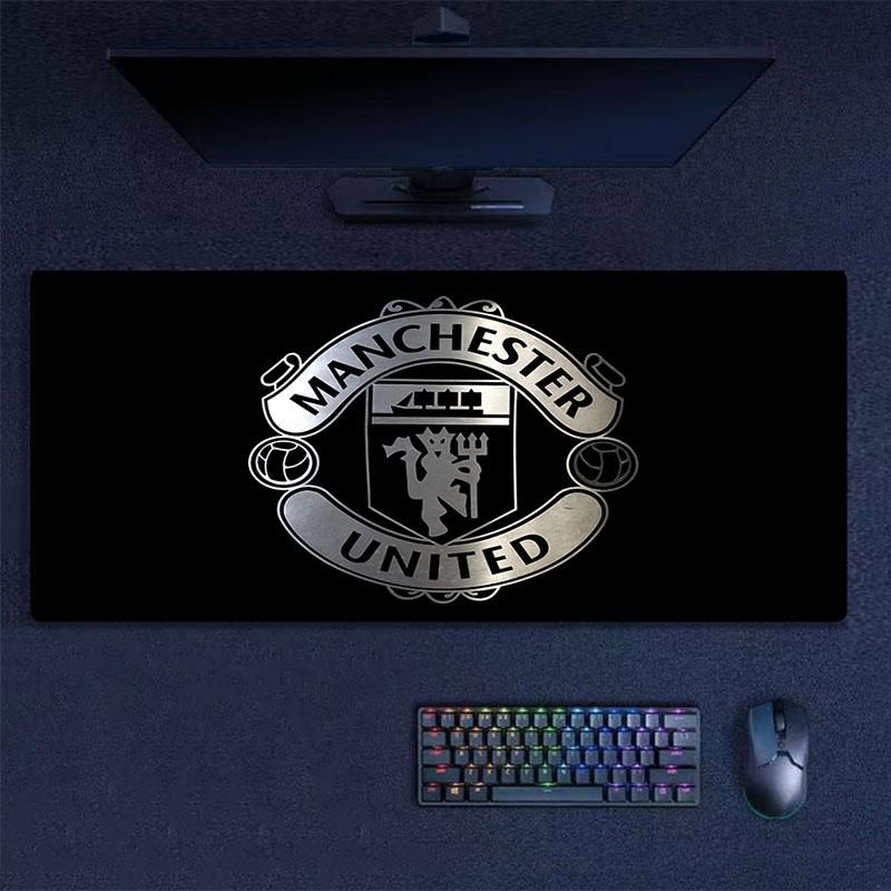 Tappetino Mouse Manchester United FC, Tappetino da Scrivania XXL per Gaming, Tappetino Mouse XXL Antiscivolo per Laptop e Tablet, Tappetino per Mini PC con Bordi Cuciti