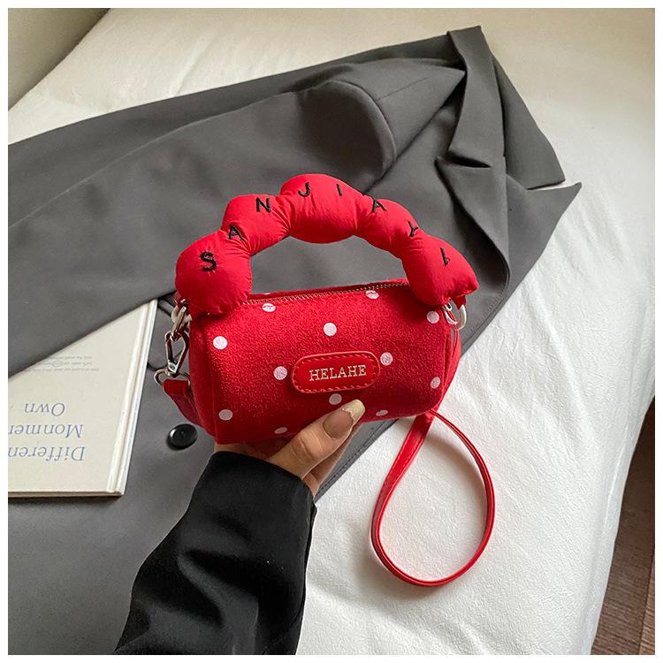 

Korean sweet high-value underarm bag women s 2025 autumn new niche shoulder bag commuter foreign messenger bag красный