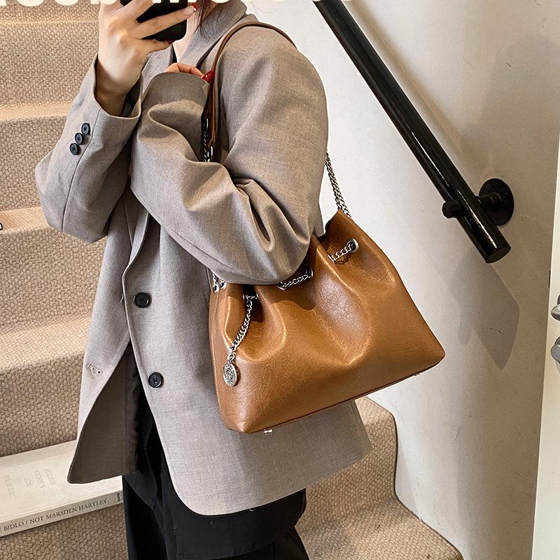 

Soft leather handbag 2025 new women s bag simple retro small leather bag fashion cosmetic bag solid color chain diagonal backpack 28*11.5*23 коричневый
