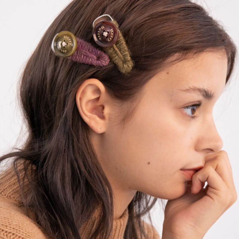 

MERRYMOTIVE Button with wool knit hairpin (2color) Purple