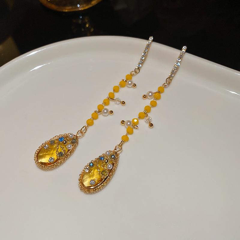 Żółte Świeże Kwiatowe Kolczyki Koła z Motylem dla Kobiet - Proste, Wszechstronne i Modne Geometryczne Wzornictwo.