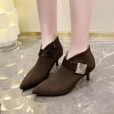 Stivaletti da Donna in Pelle Scamosciata Punta Appuntita Tacco Medio Scarpe Sexy Tendenza 2025 Décolleté alla Moda Goth Invernali Designer Chelsea Botas De Mujer