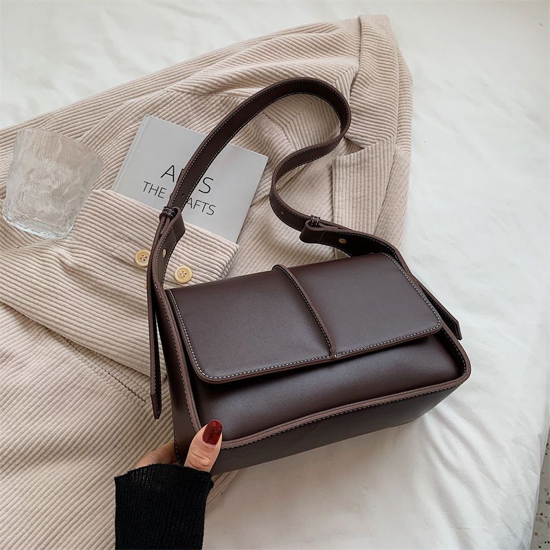 

Популярная в этом году маленькая женская сумка, нишевая новинка, модная сумка через плечо из мягкой кожи, популярная в интернете маленькая квадратная сумка темно-коричневого