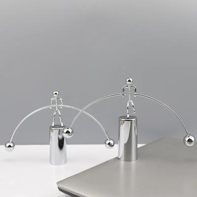 Copo Giratório de Uma Perna Ornamento de Mesa para Casa Homem de Ferro Simples Divertido Brinquedo para Aliviar o Estresse Evento de Empresa Presente de Festival YLE500