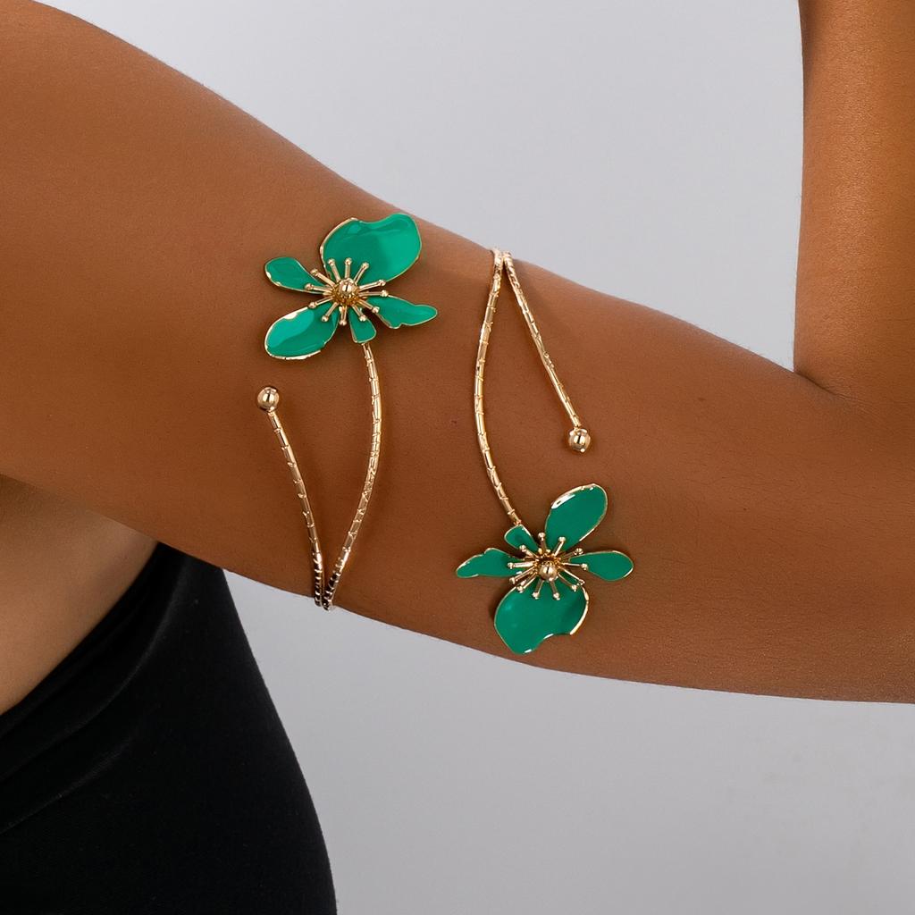 A Women's Arm Bracelet, a Three-Dimensional Flower-Shaped Arm Bracelet, Suitable for Daily Wear and Vacation Wear
