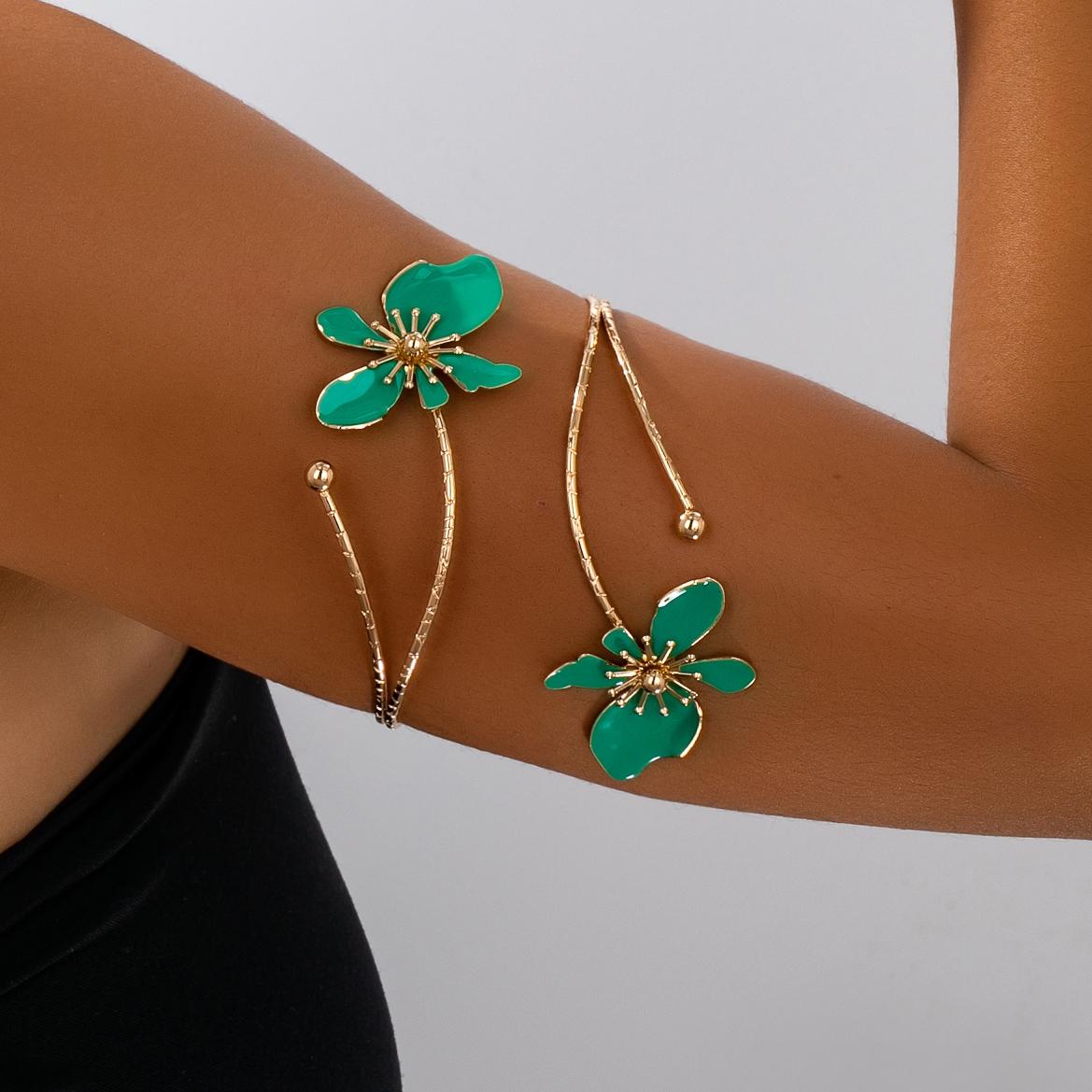 

A Women s Arm Bracelet, a Three-Dimensional Flower-Shaped Arm Bracelet, Suitable for Daily Wear and Vacation Wear зелёный