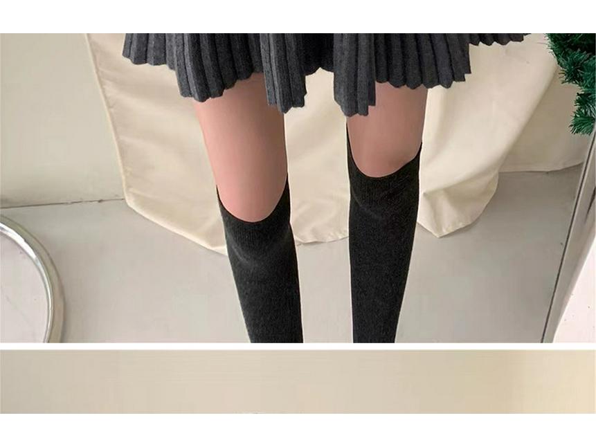 Korean Style Deep Gray A-Line Knit Skirt: Slimming Tummy Support, Petite Pleated Design for Autumn and Winter.