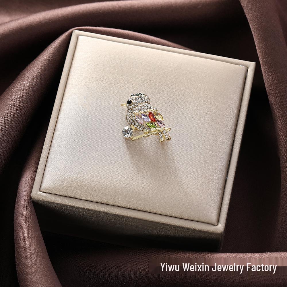 Luxury Rhinestone Bee Brooch - Stylish High-End Pin for Jackets and Suits