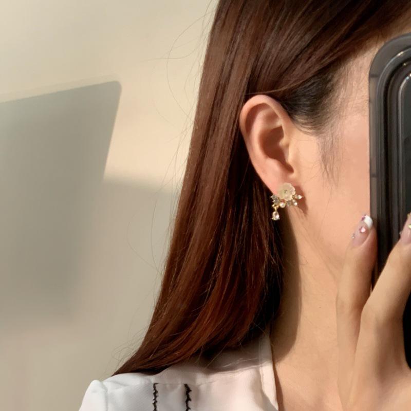 Elegant Korean-Style Non-Pierced Ear Cuff: Sweet Flower Design Fashion Accessory for Women