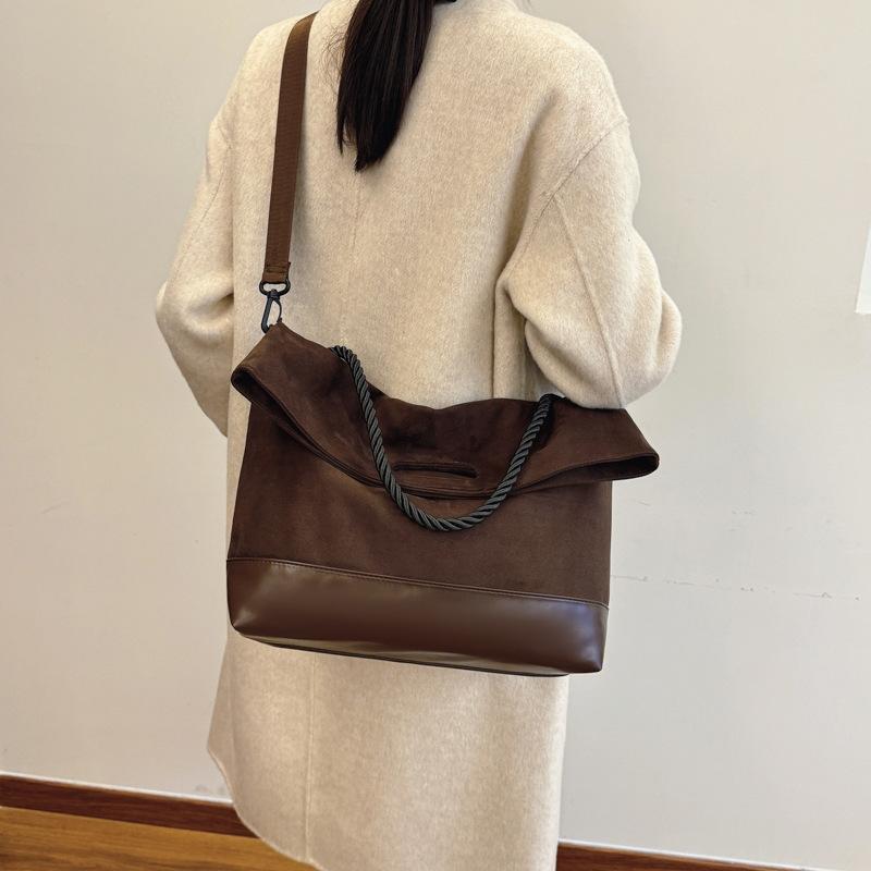 

Винтажная матовая сумка-мессенджер для通勤 осень-зима женская 2025 новая трендовая сумка-тоут универсальная на плечо через плечо подмышку темно-коричневого