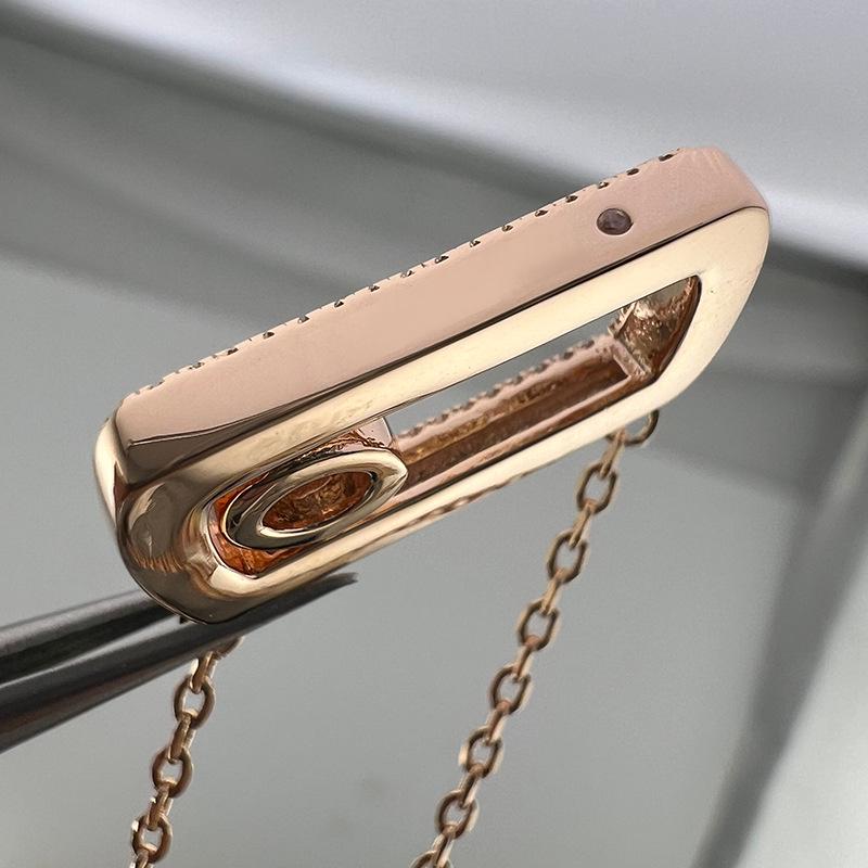 Elegant Women's Large Diamond Pendant Necklace: Light Luxury, Versatile, High-End Fashion.
