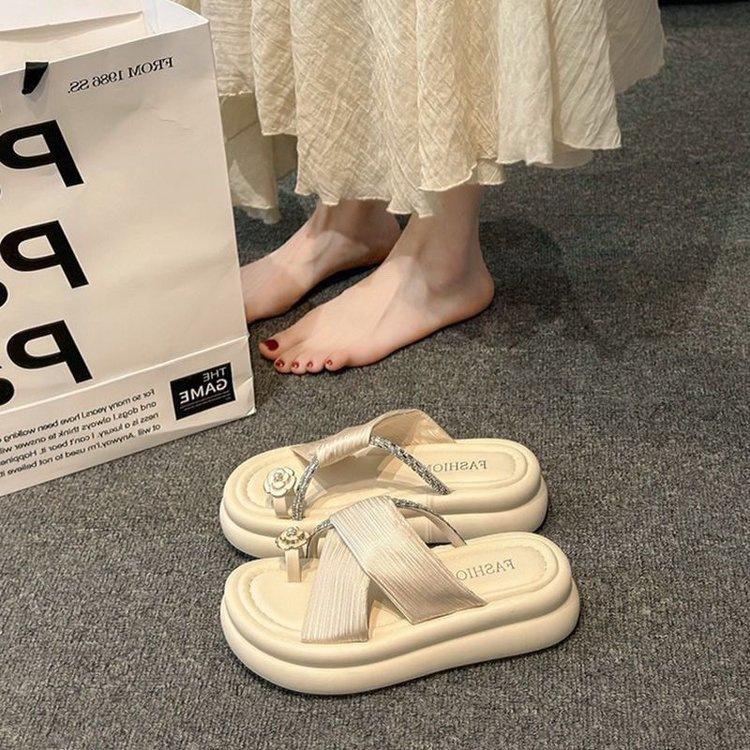 

Красивые тапочки женская уличная обувь лето 2025 новинка французская камелия толстая подошва закрытый носок прохладные тапочки мягкая подошва пляжная обувь 40