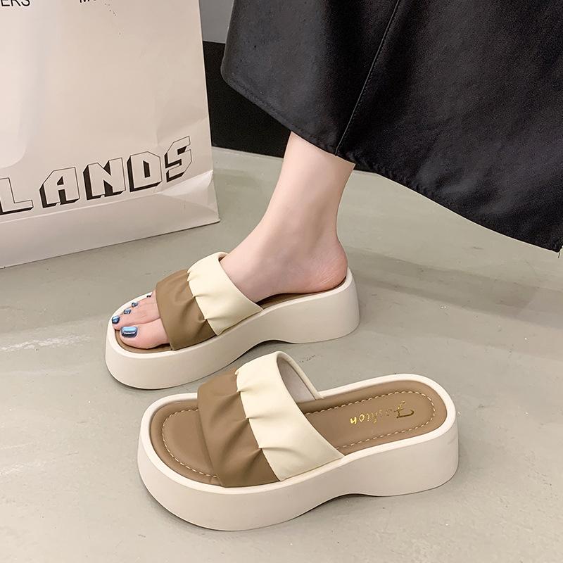 French high-end thick-soled one-word slippers women's summer outer wear fashion 2025 new flat-bottomed non-slip casual cool slippers