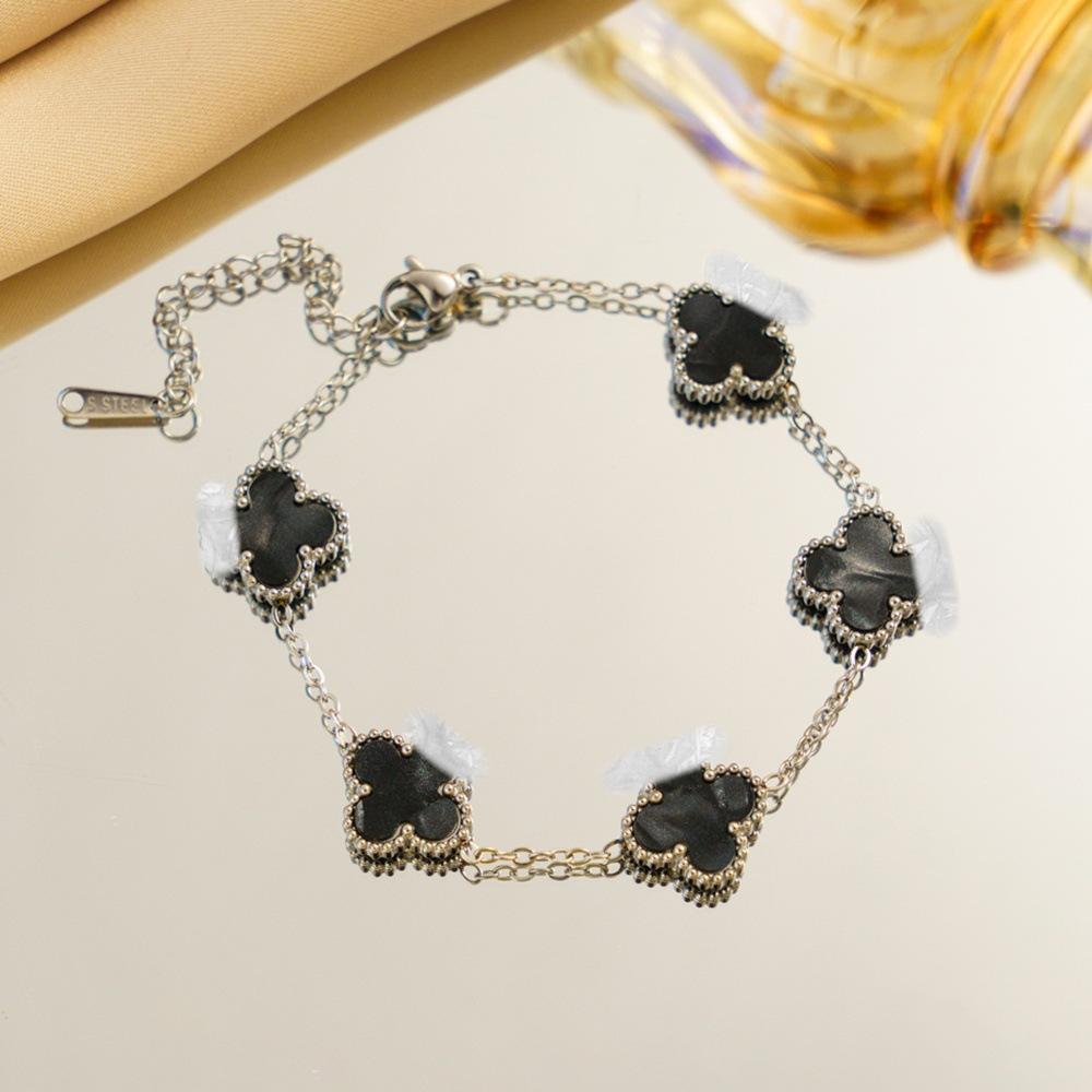 Gradient Four-leaf Clover Bracelet A Luxurious and Sophisticated Women's Fashion Jewelry Accessory A Unique and Stylish Piece of Hand Jewelry