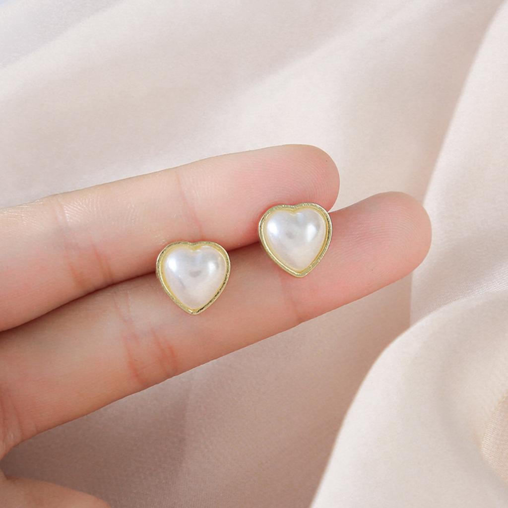 French Vintage Heart Shaped Pearl Stud Earrings Luxury Small Niche Design Minimalist Elegant Jewelry for Women and Girls